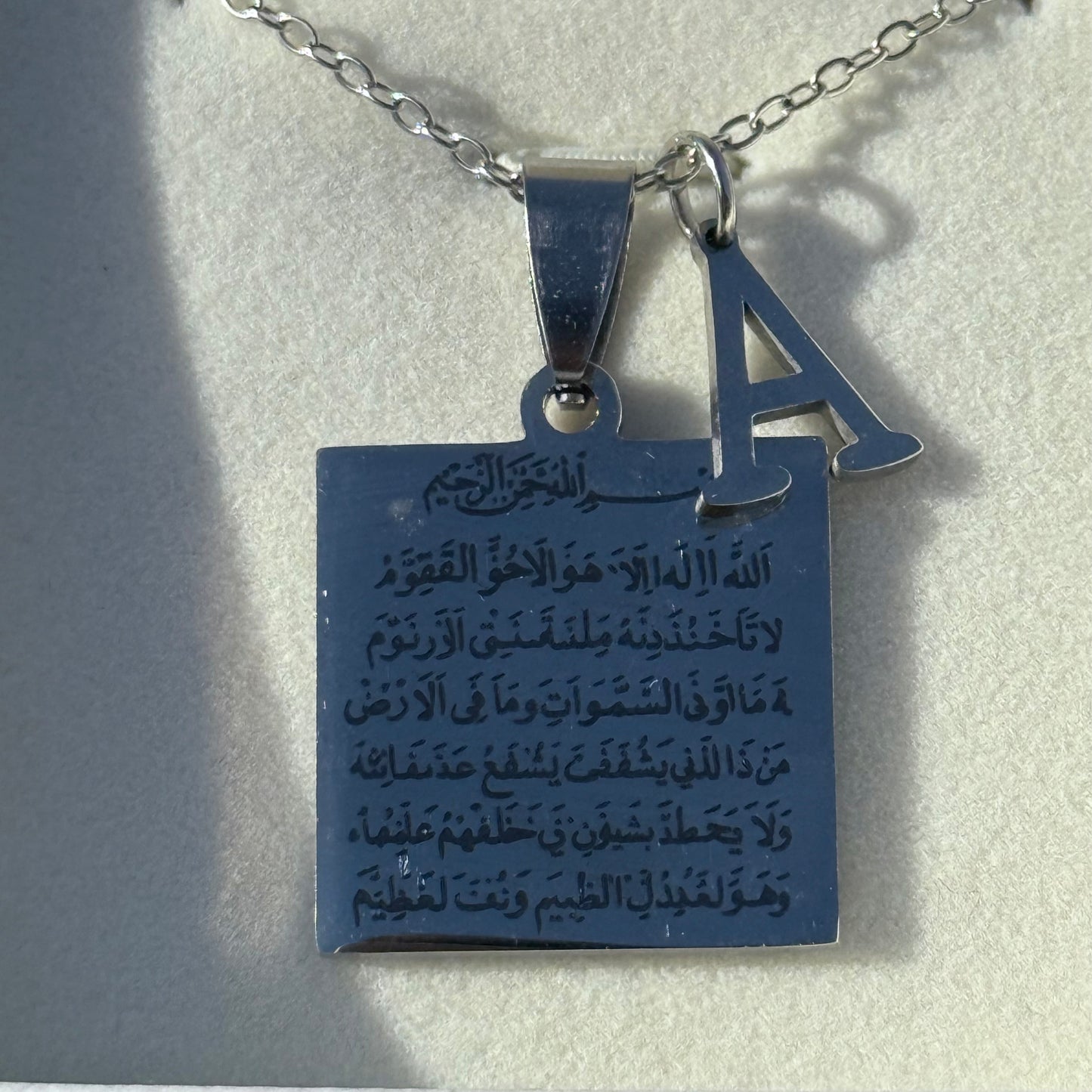 Ayetel Kürsi Gümüş Kaplama Kolye – Kişiye Özel Baş Harfli Model 2*2 Cm