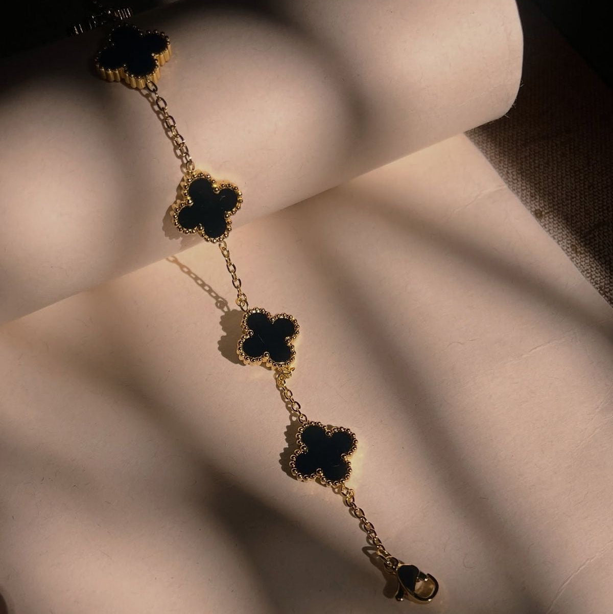 Hiç Çıkarma Yonca Bileklik Siyah